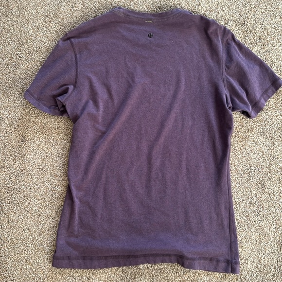 Lululemon Mens Short Sleeve Shirt Purple Color Black Logo No Size Approx M - Picture 2 of 3